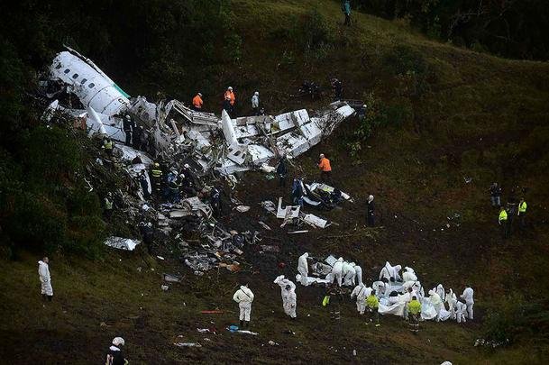Imagens do local onde caiu o avião da Chapecoense, perto da La Unión, na Colômbia