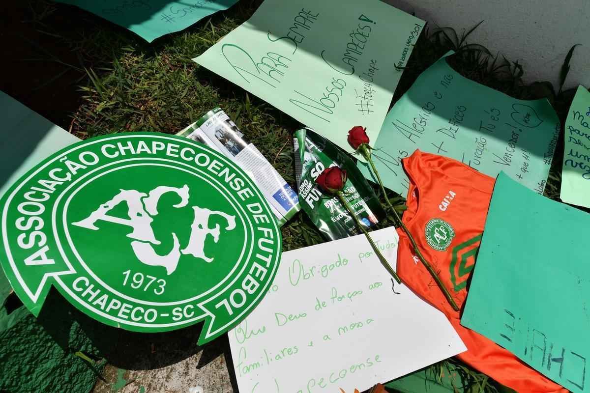 Chapec amanheceu arrasada: milhares de pessoas foram  Arena Cond chorar a morte de 71 pessoas na queda do avio que levava a Chapecoense a Medelln para a final da Copa Sul-Americana. Dia foi de oraes para a vtimas e os seis sobreviventes, dentre eles trs atletas: o goleiro Follmann, o zagueiro Neto e o lateral Alan Ruschel. Cidade do Oeste de Santa Catarina est de luto.