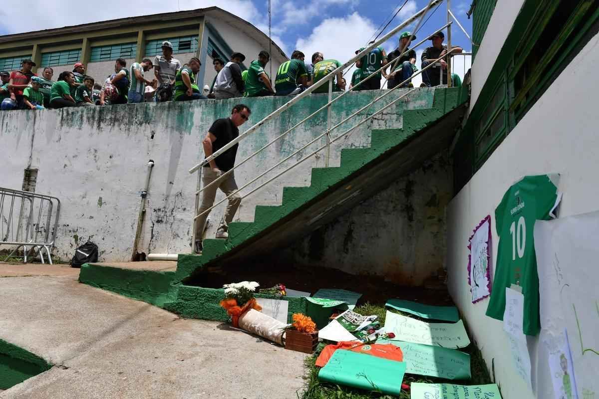 Chapec amanheceu arrasada: milhares de pessoas foram  Arena Cond chorar a morte de 71 pessoas na queda do avio que levava a Chapecoense a Medelln para a final da Copa Sul-Americana. Dia foi de oraes para a vtimas e os seis sobreviventes, dentre eles trs atletas: o goleiro Follmann, o zagueiro Neto e o lateral Alan Ruschel. Cidade do Oeste de Santa Catarina est de luto.