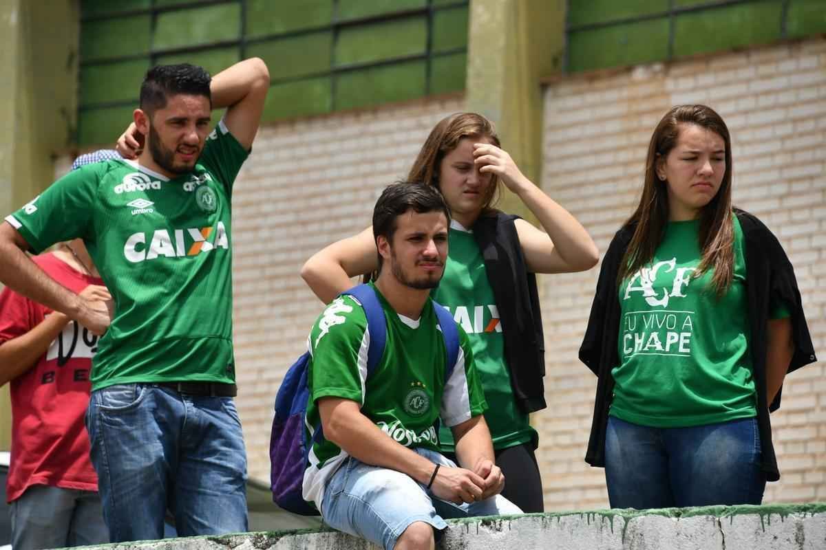 Chapec amanheceu arrasada: milhares de pessoas foram  Arena Cond chorar a morte de 71 pessoas na queda do avio que levava a Chapecoense a Medelln para a final da Copa Sul-Americana. Dia foi de oraes para a vtimas e os seis sobreviventes, dentre eles trs atletas: o goleiro Follmann, o zagueiro Neto e o lateral Alan Ruschel. Cidade do Oeste de Santa Catarina est de luto.