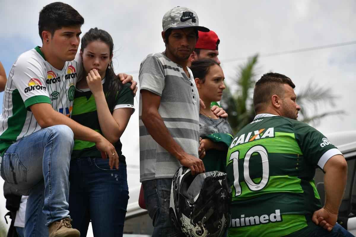 Chapec amanheceu arrasada: milhares de pessoas foram  Arena Cond chorar a morte de 71 pessoas na queda do avio que levava a Chapecoense a Medelln para a final da Copa Sul-Americana. Dia foi de oraes para a vtimas e os seis sobreviventes, dentre eles trs atletas: o goleiro Follmann, o zagueiro Neto e o lateral Alan Ruschel. Cidade do Oeste de Santa Catarina est de luto.