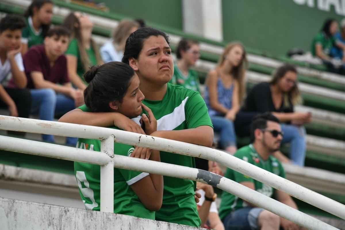 Chapec amanheceu arrasada: milhares de pessoas foram  Arena Cond chorar a morte de 71 pessoas na queda do avio que levava a Chapecoense a Medelln para a final da Copa Sul-Americana. Dia foi de oraes para a vtimas e os seis sobreviventes, dentre eles trs atletas: o goleiro Follmann, o zagueiro Neto e o lateral Alan Ruschel. Cidade do Oeste de Santa Catarina est de luto.