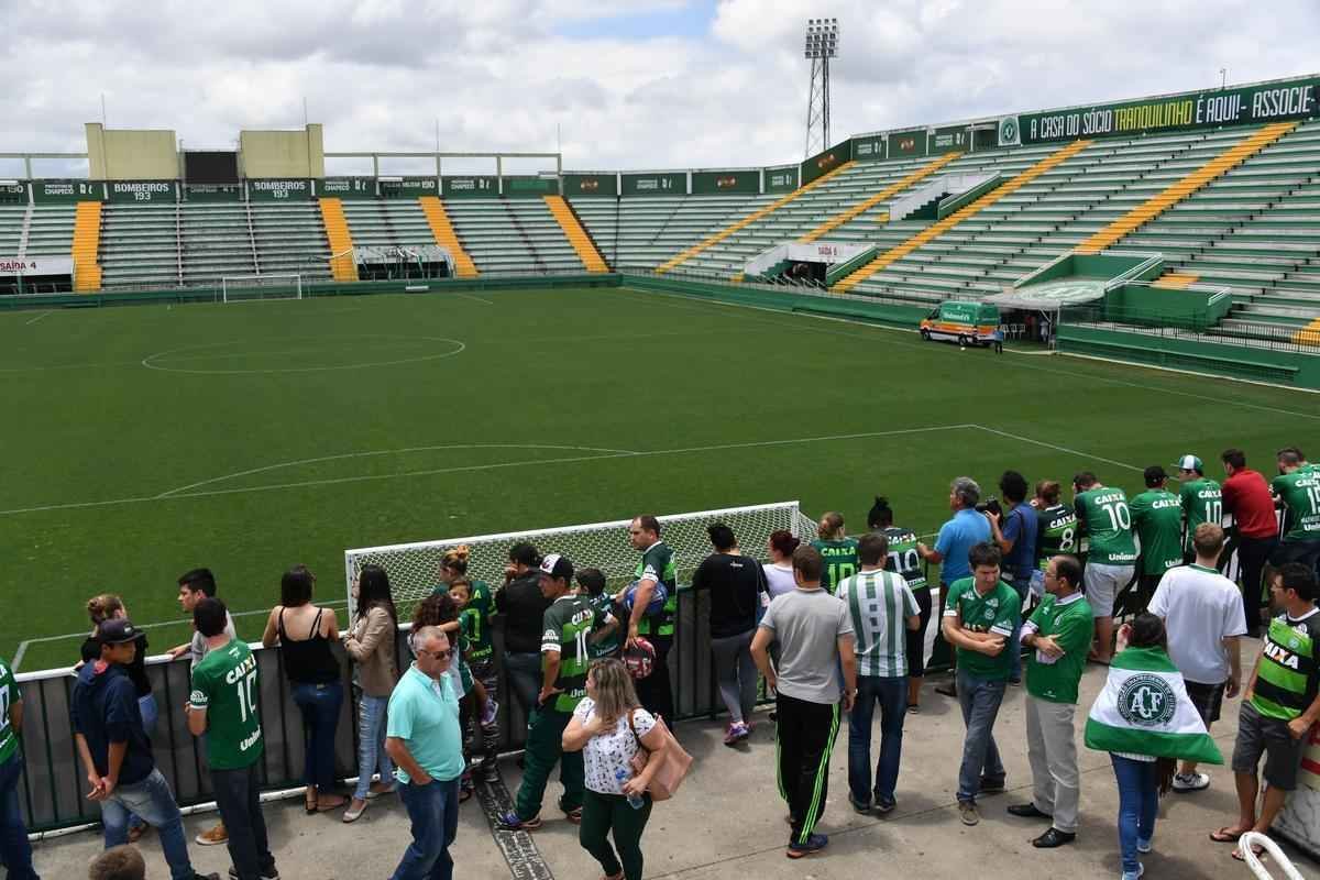 Chapec amanheceu arrasada: milhares de pessoas foram  Arena Cond chorar a morte de 71 pessoas na queda do avio que levava a Chapecoense a Medelln para a final da Copa Sul-Americana. Dia foi de oraes para a vtimas e os seis sobreviventes, dentre eles trs atletas: o goleiro Follmann, o zagueiro Neto e o lateral Alan Ruschel. Cidade do Oeste de Santa Catarina est de luto.