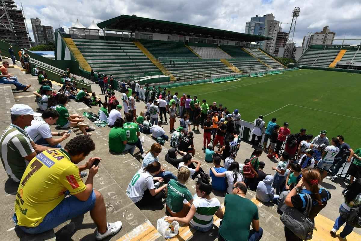 Chapec amanheceu arrasada: milhares de pessoas foram  Arena Cond chorar a morte de 71 pessoas na queda do avio que levava a Chapecoense a Medelln para a final da Copa Sul-Americana. Dia foi de oraes para a vtimas e os seis sobreviventes, dentre eles trs atletas: o goleiro Follmann, o zagueiro Neto e o lateral Alan Ruschel. Cidade do Oeste de Santa Catarina est de luto.