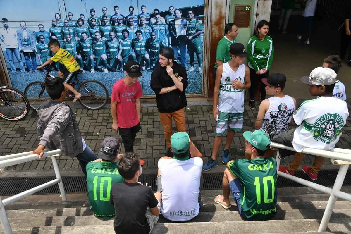 Chapec amanheceu arrasada: milhares de pessoas foram  Arena Cond chorar a morte de 71 pessoas na queda do avio que levava a Chapecoense a Medelln para a final da Copa Sul-Americana. Dia foi de oraes para a vtimas e os seis sobreviventes, dentre eles trs atletas: o goleiro Follmann, o zagueiro Neto e o lateral Alan Ruschel. Cidade do Oeste de Santa Catarina est de luto.