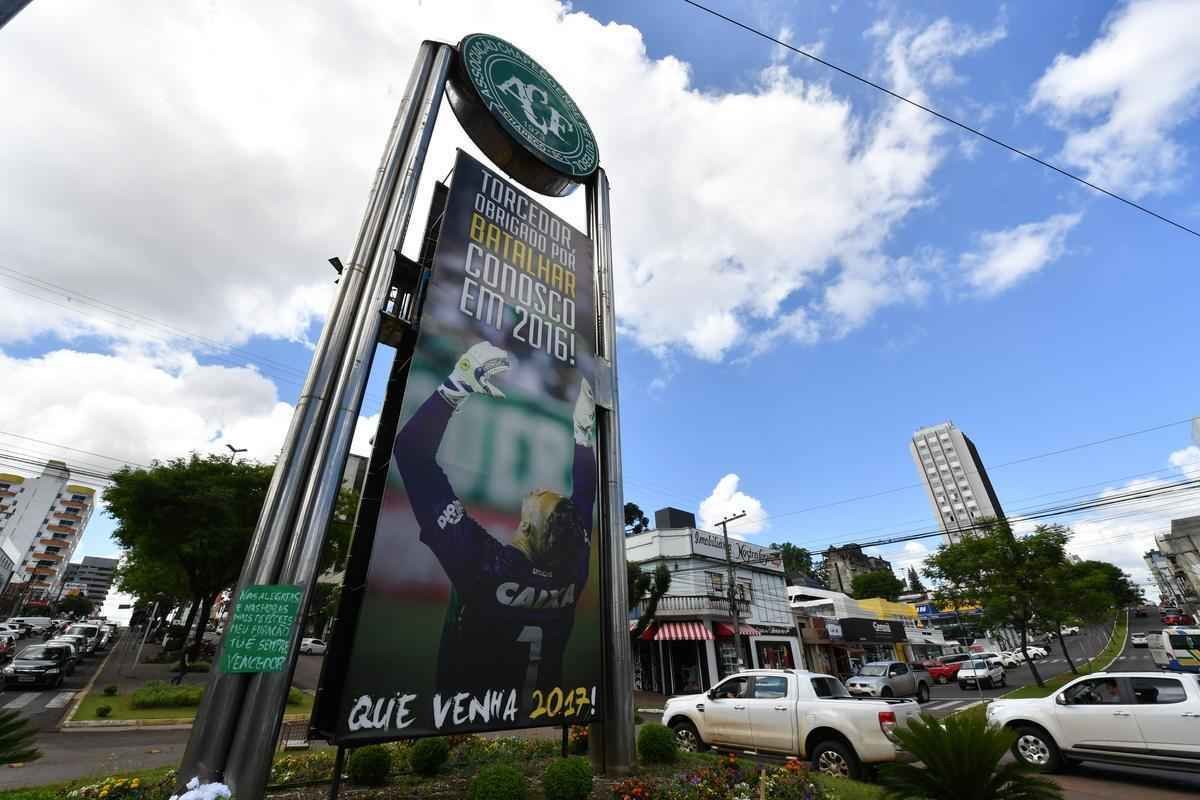 Chapec amanheceu arrasada: milhares de pessoas foram  Arena Cond chorar a morte de 71 pessoas na queda do avio que levava a Chapecoense a Medelln para a final da Copa Sul-Americana. Dia foi de oraes para a vtimas e os seis sobreviventes, dentre eles trs atletas: o goleiro Follmann, o zagueiro Neto e o lateral Alan Ruschel. Cidade do Oeste de Santa Catarina est de luto.