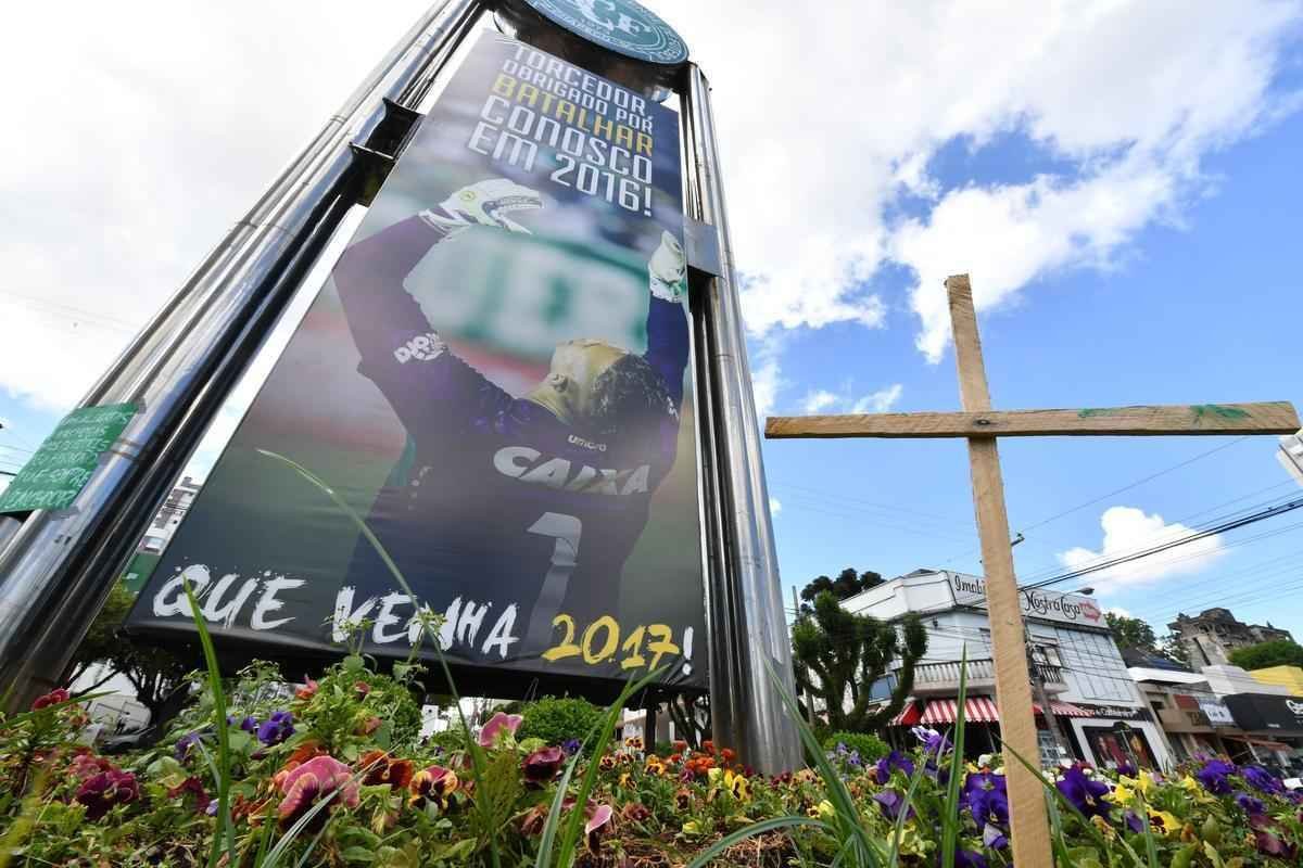 Chapec amanheceu arrasada: milhares de pessoas foram  Arena Cond chorar a morte de 71 pessoas na queda do avio que levava a Chapecoense a Medelln para a final da Copa Sul-Americana. Dia foi de oraes para a vtimas e os seis sobreviventes, dentre eles trs atletas: o goleiro Follmann, o zagueiro Neto e o lateral Alan Ruschel. Cidade do Oeste de Santa Catarina est de luto.