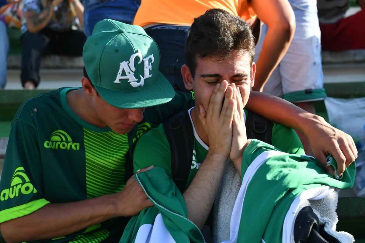 Chapec amanheceu arrasada: milhares de pessoas foram  Arena Cond chorar a morte de 71 pessoas na queda do avio que levava a Chapecoense a Medelln para a final da Copa Sul-Americana. Dia foi de oraes para a vtimas e os seis sobreviventes, dentre eles trs atletas: o goleiro Follmann, o zagueiro Neto e o lateral Alan Ruschel. Cidade do Oeste de Santa Catarina est de luto.