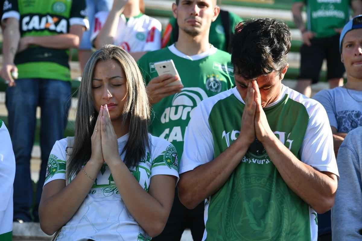 Chapec amanheceu arrasada: milhares de pessoas foram  Arena Cond chorar a morte de 71 pessoas na queda do avio que levava a Chapecoense a Medelln para a final da Copa Sul-Americana. Dia foi de oraes para a vtimas e os seis sobreviventes, dentre eles trs atletas: o goleiro Follmann, o zagueiro Neto e o lateral Alan Ruschel. Cidade do Oeste de Santa Catarina est de luto.
