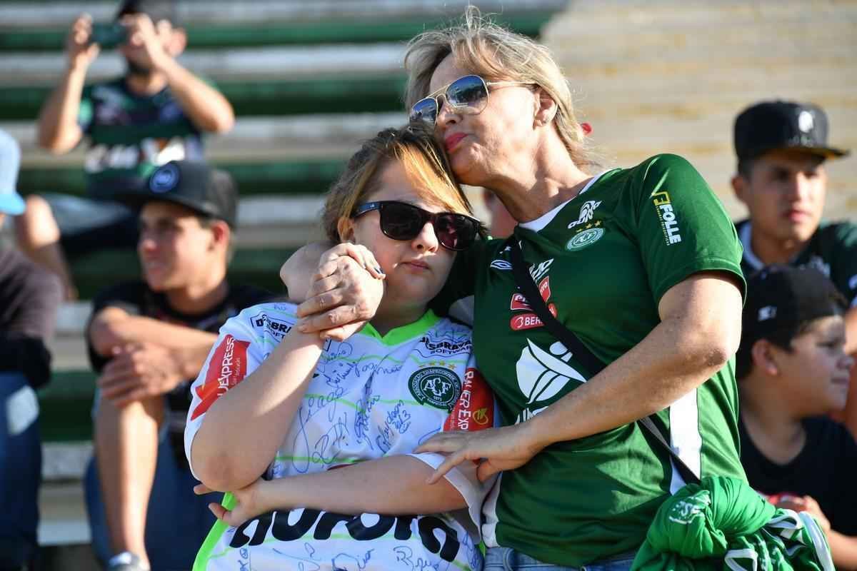 Chapec amanheceu arrasada: milhares de pessoas foram  Arena Cond chorar a morte de 71 pessoas na queda do avio que levava a Chapecoense a Medelln para a final da Copa Sul-Americana. Dia foi de oraes para a vtimas e os seis sobreviventes, dentre eles trs atletas: o goleiro Follmann, o zagueiro Neto e o lateral Alan Ruschel. Cidade do Oeste de Santa Catarina est de luto.