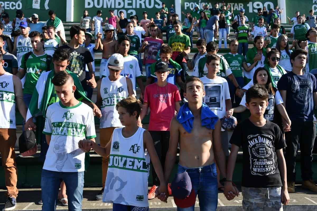 Chapec amanheceu arrasada: milhares de pessoas foram  Arena Cond chorar a morte de 71 pessoas na queda do avio que levava a Chapecoense a Medelln para a final da Copa Sul-Americana. Dia foi de oraes para a vtimas e os seis sobreviventes, dentre eles trs atletas: o goleiro Follmann, o zagueiro Neto e o lateral Alan Ruschel. Cidade do Oeste de Santa Catarina est de luto.