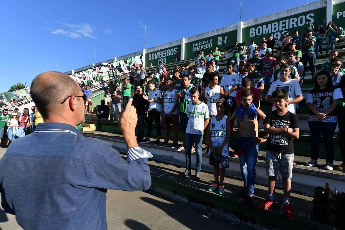 Chapec amanheceu arrasada: milhares de pessoas foram  Arena Cond chorar a morte de 71 pessoas na queda do avio que levava a Chapecoense a Medelln para a final da Copa Sul-Americana. Dia foi de oraes para a vtimas e os seis sobreviventes, dentre eles trs atletas: o goleiro Follmann, o zagueiro Neto e o lateral Alan Ruschel. Cidade do Oeste de Santa Catarina est de luto.