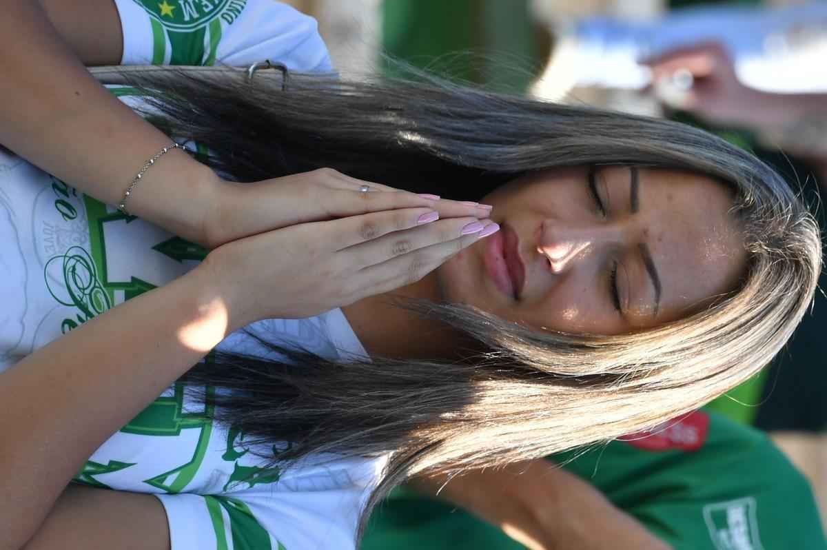 Chapec amanheceu arrasada: milhares de pessoas foram  Arena Cond chorar a morte de 71 pessoas na queda do avio que levava a Chapecoense a Medelln para a final da Copa Sul-Americana. Dia foi de oraes para a vtimas e os seis sobreviventes, dentre eles trs atletas: o goleiro Follmann, o zagueiro Neto e o lateral Alan Ruschel. Cidade do Oeste de Santa Catarina est de luto.