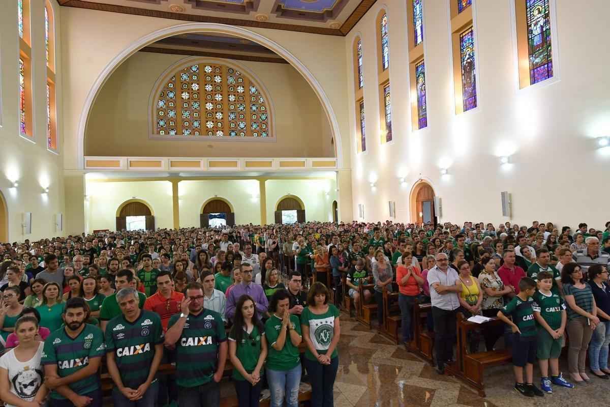 Chapec amanheceu arrasada: milhares de pessoas foram  Arena Cond chorar a morte de 71 pessoas na queda do avio que levava a Chapecoense a Medelln para a final da Copa Sul-Americana. Dia foi de oraes para a vtimas e os seis sobreviventes, dentre eles trs atletas: o goleiro Follmann, o zagueiro Neto e o lateral Alan Ruschel. Cidade do Oeste de Santa Catarina est de luto.