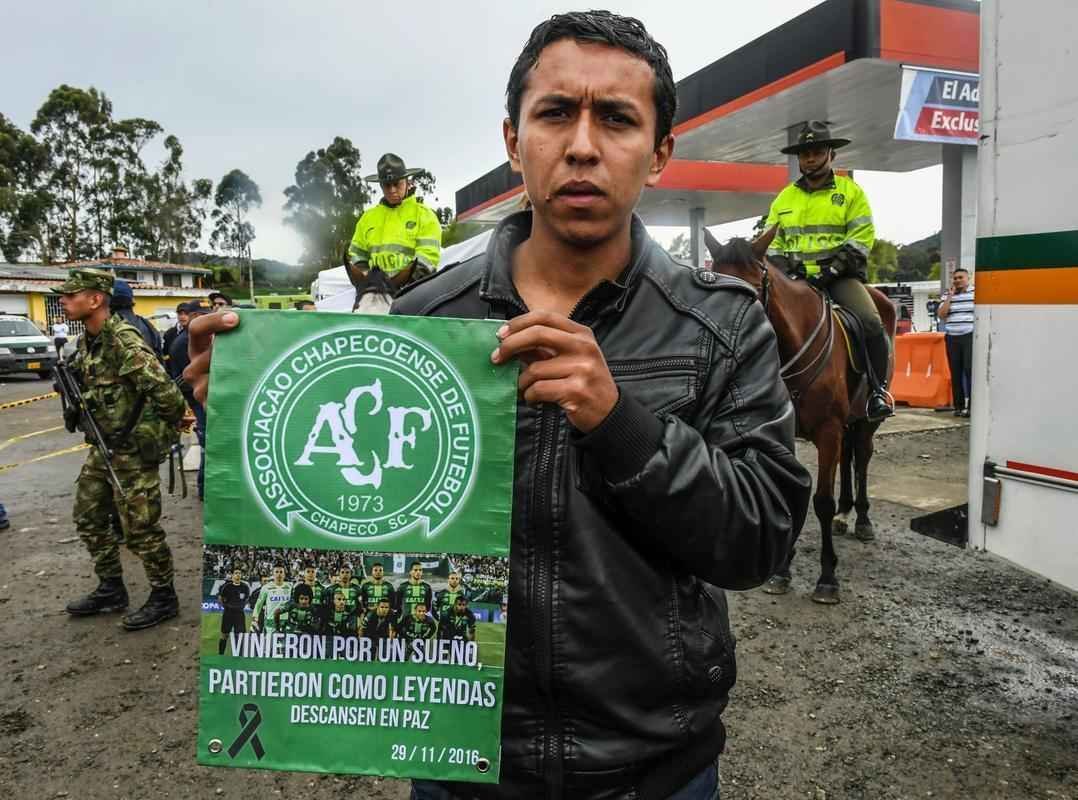 Chapec amanheceu arrasada: milhares de pessoas foram  Arena Cond chorar a morte de 71 pessoas na queda do avio que levava a Chapecoense a Medelln para a final da Copa Sul-Americana. Dia foi de oraes para a vtimas e os seis sobreviventes, dentre eles trs atletas: o goleiro Follmann, o zagueiro Neto e o lateral Alan Ruschel. Cidade do Oeste de Santa Catarina est de luto.