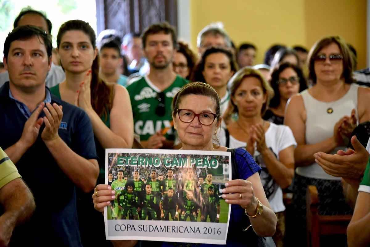 Chapec amanheceu arrasada: milhares de pessoas foram  Arena Cond chorar a morte de 71 pessoas na queda do avio que levava a Chapecoense a Medelln para a final da Copa Sul-Americana. Dia foi de oraes para a vtimas e os seis sobreviventes, dentre eles trs atletas: o goleiro Follmann, o zagueiro Neto e o lateral Alan Ruschel. Cidade do Oeste de Santa Catarina est de luto.