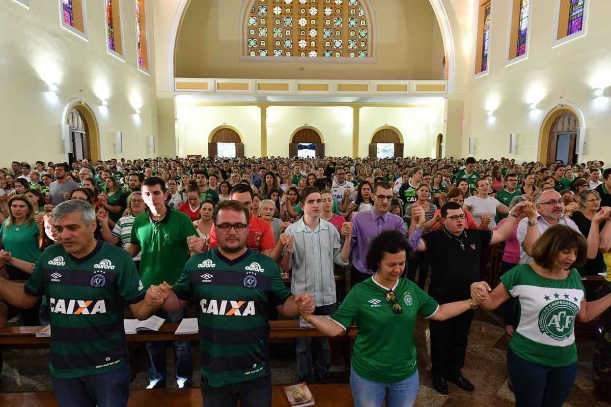 Chapec amanheceu arrasada: milhares de pessoas foram  Arena Cond chorar a morte de 71 pessoas na queda do avio que levava a Chapecoense a Medelln para a final da Copa Sul-Americana. Dia foi de oraes para a vtimas e os seis sobreviventes, dentre eles trs atletas: o goleiro Follmann, o zagueiro Neto e o lateral Alan Ruschel. Cidade do Oeste de Santa Catarina est de luto.