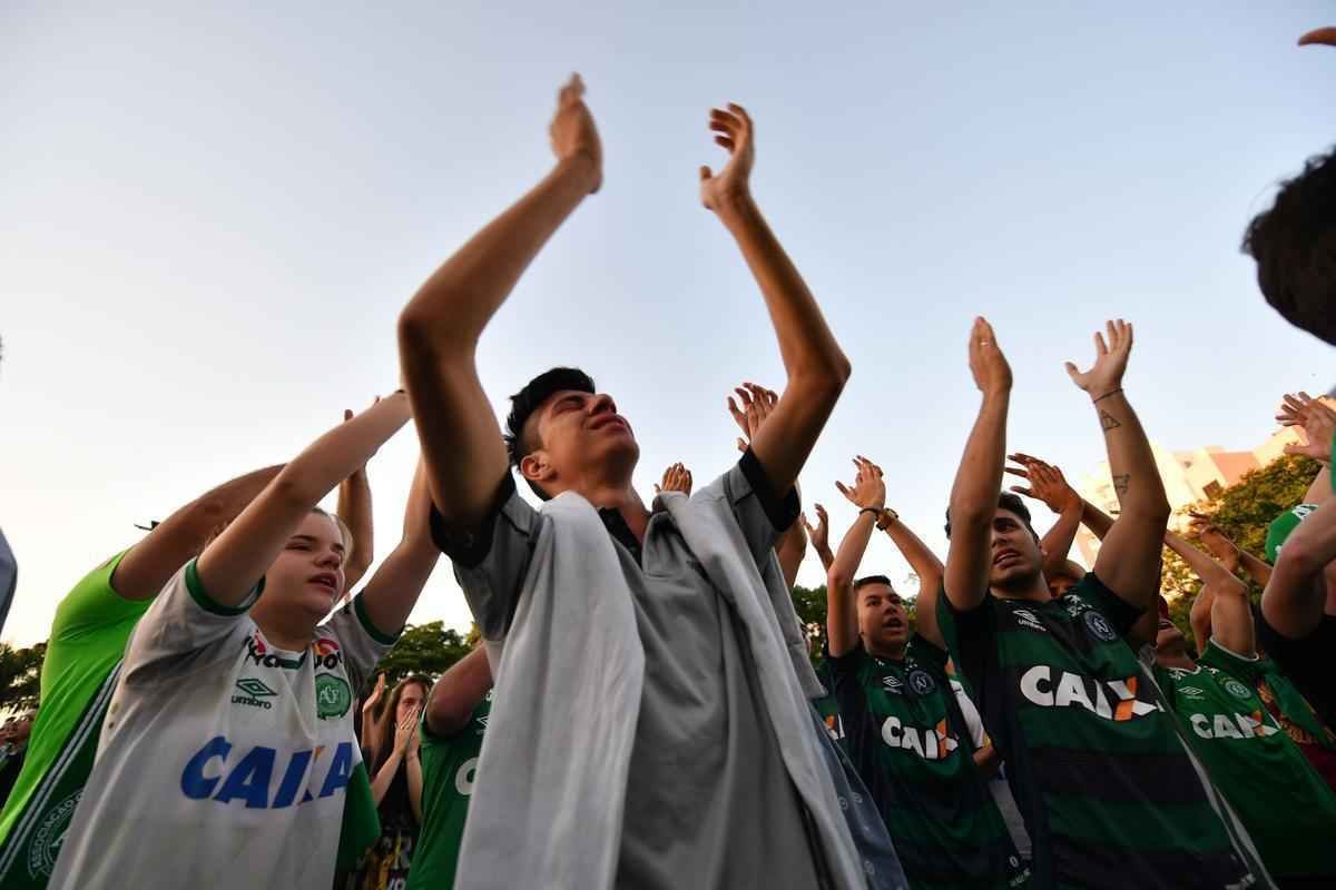 Comoo em Chapec pelo desastre areo com a delegao da Chapecoense na Colmbia