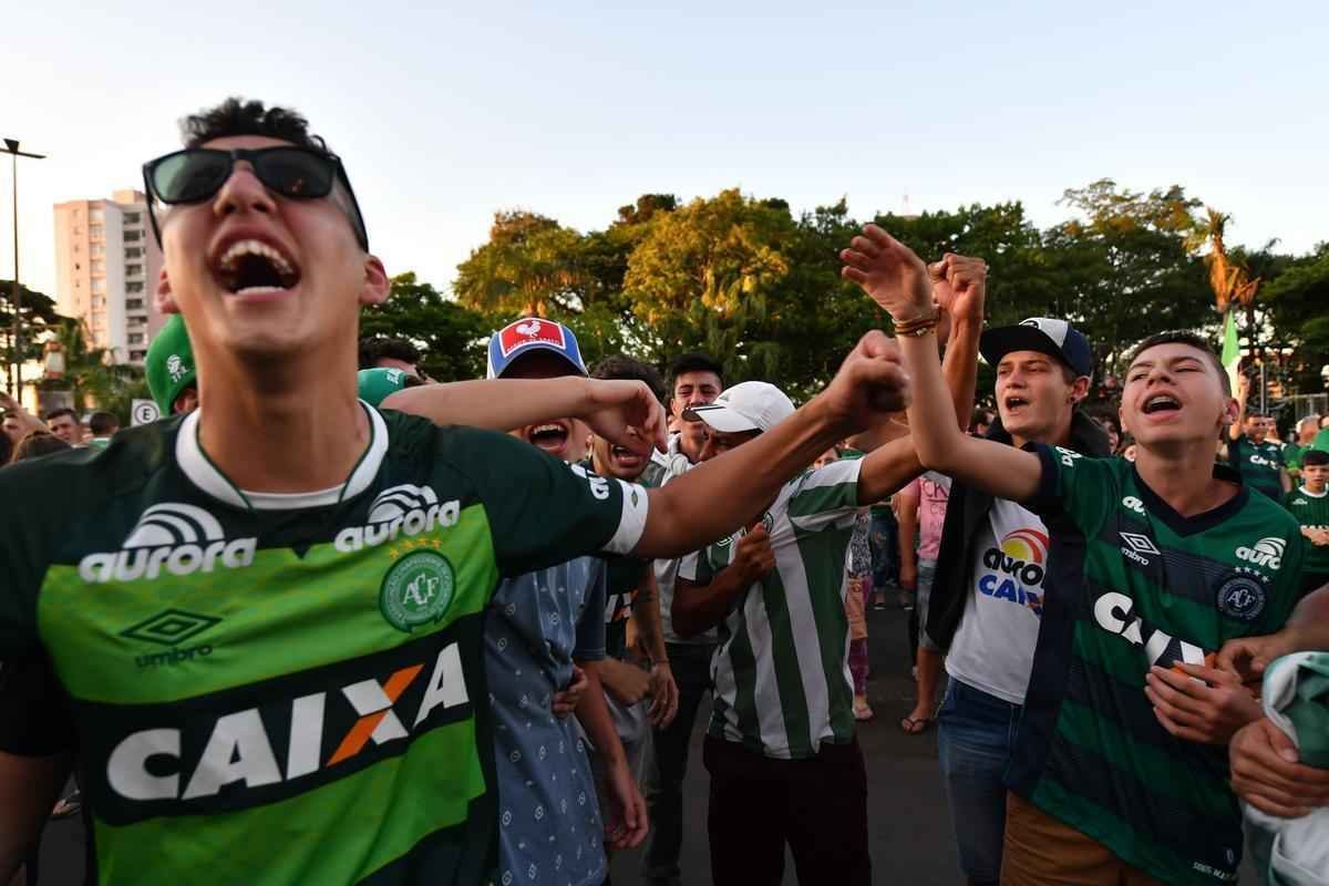 Comoo em Chapec pelo desastre areo com a delegao da Chapecoense na Colmbia