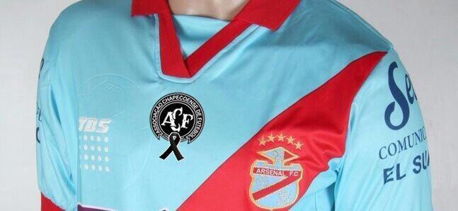 O Arsenal, da Argentina, enfrentar o San Martn com o escudo da Chape e uma faixa de luto.