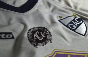 O Quilmes, da Argentina, enfrentar o Sarmiento com o escudo da Chape na camisa