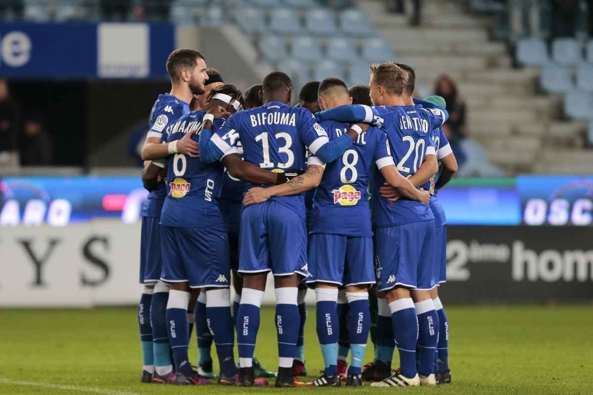 Jogadores do Bastia fazem homenagem  Chape antes da partida contra o Bordeaux