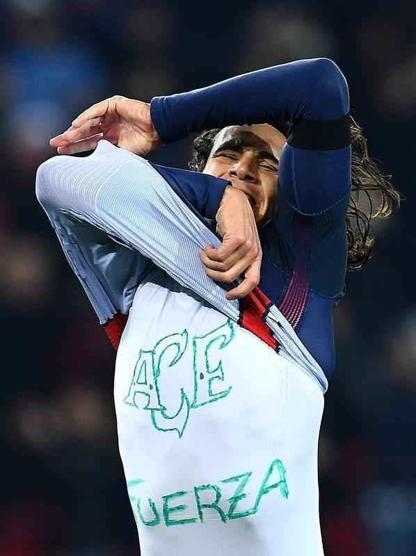 Uruguaio Cavani, do PSG, marca sobre o Angers, pelo Francs, e homenageia a Chapecoense