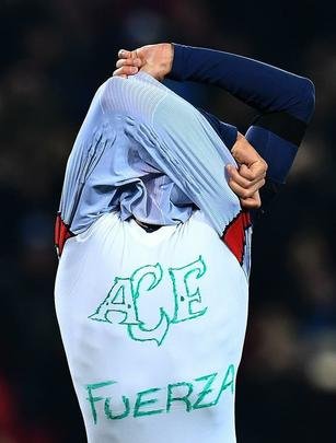 Uruguaio Cavani, do PSG, marca sobre o Angers, pelo Francês, e homenageia a Chapecoense