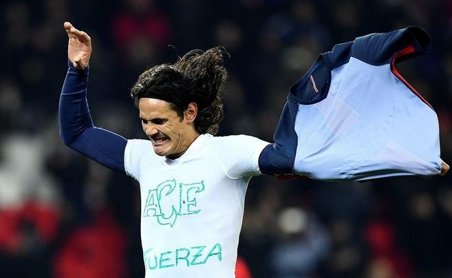 Uruguaio Cavani, do PSG, marca sobre o Angers, pelo Francês, e homenageia a Chapecoense