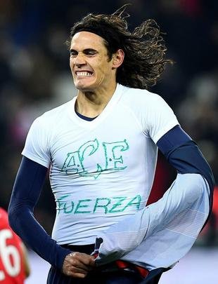 Uruguaio Cavani, do PSG, marca sobre o Angers, pelo Francês, e homenageia a Chapecoense