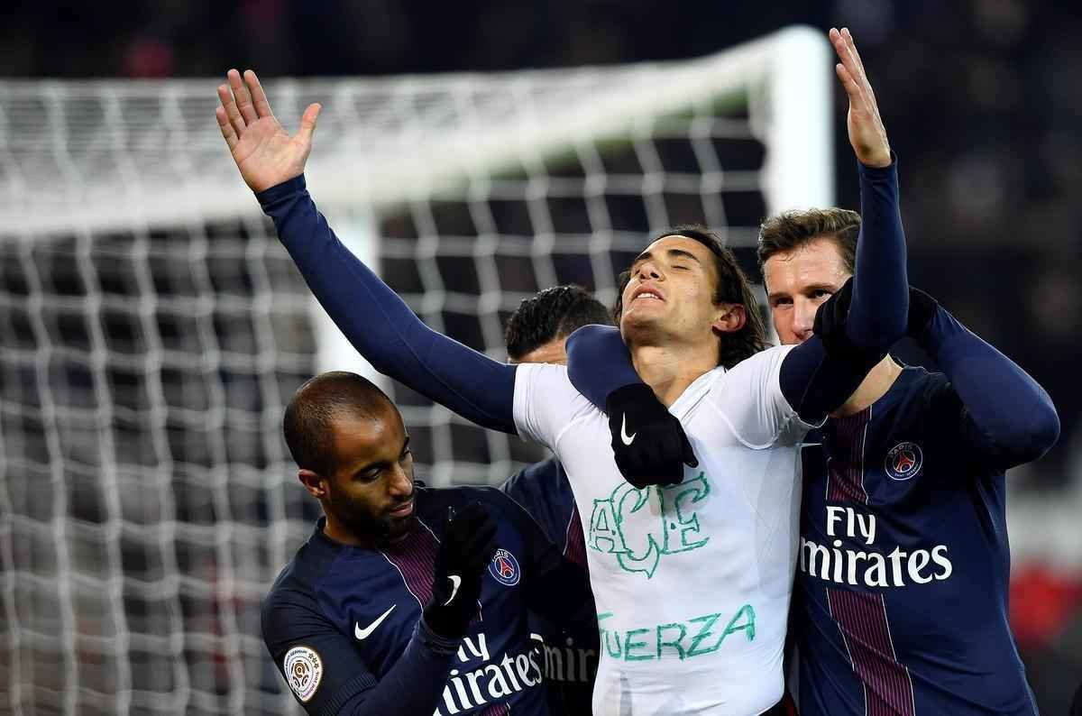 Uruguaio Cavani, do PSG, marca sobre o Angers, pelo Francs, e homenageia a Chapecoense