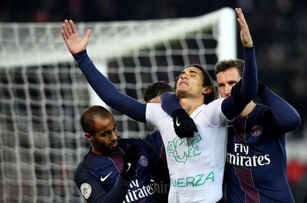 Uruguaio Cavani, do PSG, marca sobre o Angers, pelo Francês, e homenageia a Chapecoense