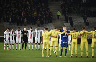 Nantes e Lyon durante minuto de silncio em homenagem  Chape durante jogo pelo Francs