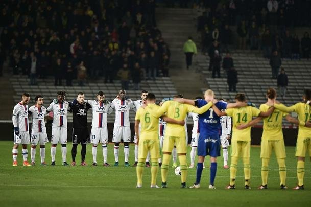Nantes e Lyon durante minuto de silêncio em homenagem à Chape durante jogo pelo Francês