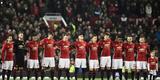Manchester United e West Ham United durante minuto de silncio na Copa da Liga Inglesa