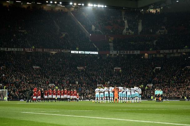 Manchester United e West Ham United durante minuto de silncio na Copa da Liga Inglesa