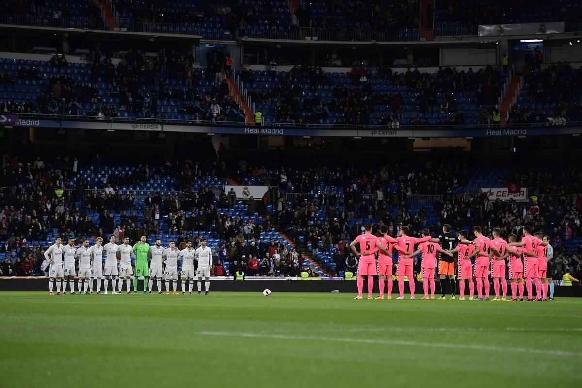 Jogadores de Real Madrid e Cultural Leonesa em minuto de silncio pela Copa do Rei