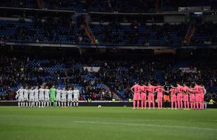 Jogadores de Real Madrid e Cultural Leonesa em minuto de silncio pela Copa do Rei