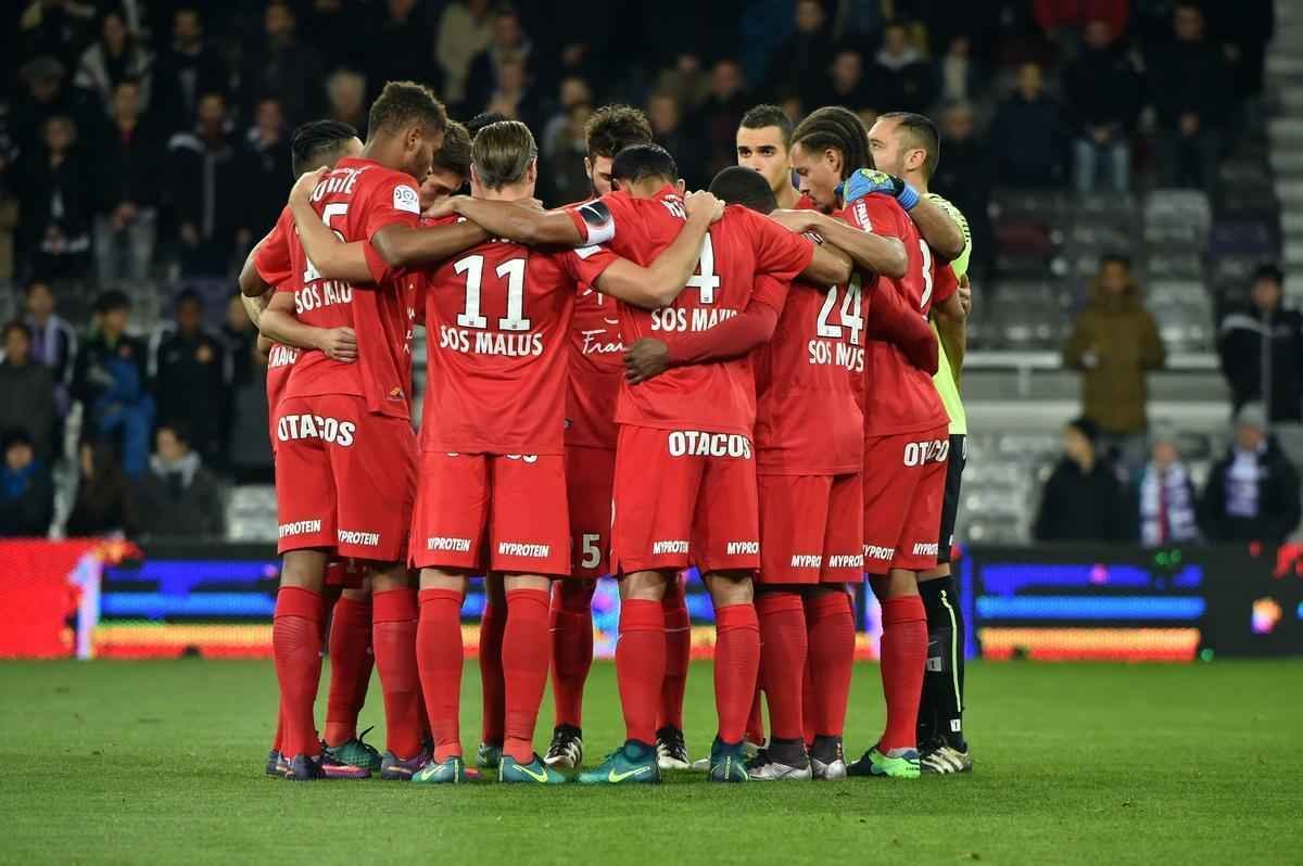 Jogadores do Montpellier da Frana durante homenagem  Chapecoense
