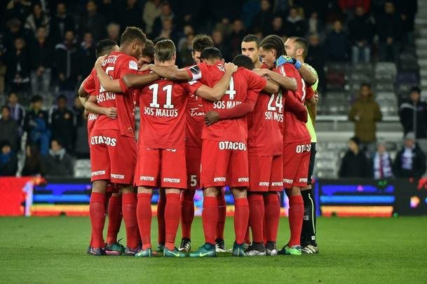 Jogadores do Montpellier da França durante homenagem à Chapecoense