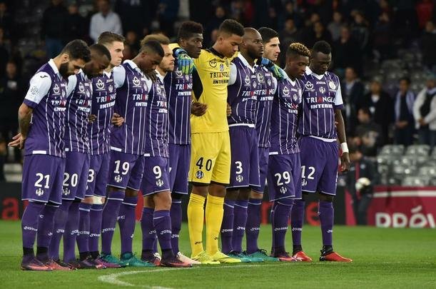 Jogadores do Toulouse durante minuto de silêncio em homenagem à Chape antes de jogo contra o Montpellier