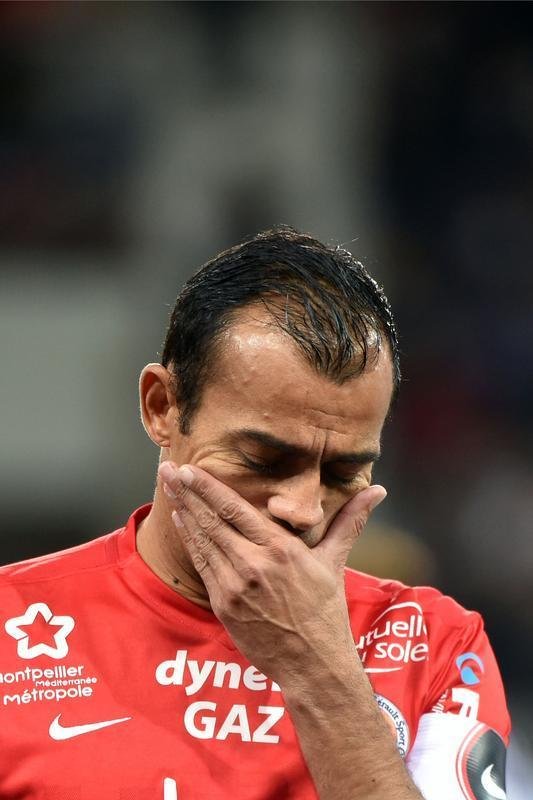 Zagueiro Vitorino Hilton, ex-Chapecoense, hoje no Montepellier da Frana, chora durante homenagem