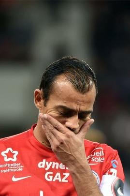 Zagueiro Vitorino Hilton, ex-Chapecoense, hoje no Montepellier da França, chora durante homenagem