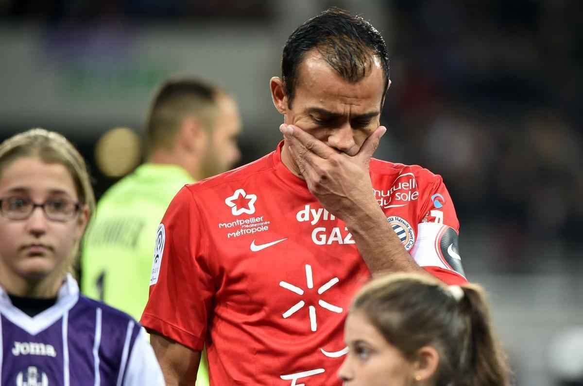 Zagueiro Vitorino Hilton, ex-Chapecoense, hoje no Montepellier da Frana, chora durante homenagem