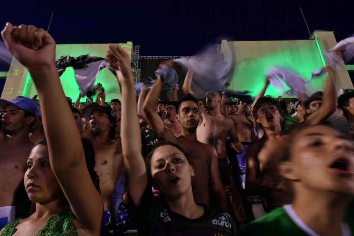 Foi na Arena ndio Cond que a Chapecoense deixou o 'anonimato' para ganhar os coraes de todos os brasileiros. Em seu estdio, o Verdo do Oeste mostrou toda sua valentia ao permanecer por trs anos seguidos na Srie A e, consequentemente, alcanar a deciso da Copa Sul-Americana. Pelo caminho ficaram gigantes como os argentinos Independiente e San Lorenzo e o colombiano Junior Barranquilla. Restava apenas o poderoso Atltico Nacional, melhor clube da atualidade na Amrica do Sul. Dentro de campo, a Chape no pde dar sequncia  sua bravura, pois acabou vitimada por um acidente areo que matou quase toda sua delegao nas proximidades de Medelln, na Colmbia. Mas, se depender do amor de uma multido, o clube renascer. A mesma Arena Cond que foi palco de trs acessos - da Srie D para a C, em 2009; da C para a B, em 2012; e da B para a A, em 2013 -  o local onde milhares de torcedores prestam as ltimas homenagens aos falecidos. Sempre, claro, com a esperana de que a agremiao se reerguer e dar continuidade ao belo trabalho recente. Vamos, vamos Chape!!! (CRDITO DAS IMAGENS: NELSON ALMEIDA/AFP)