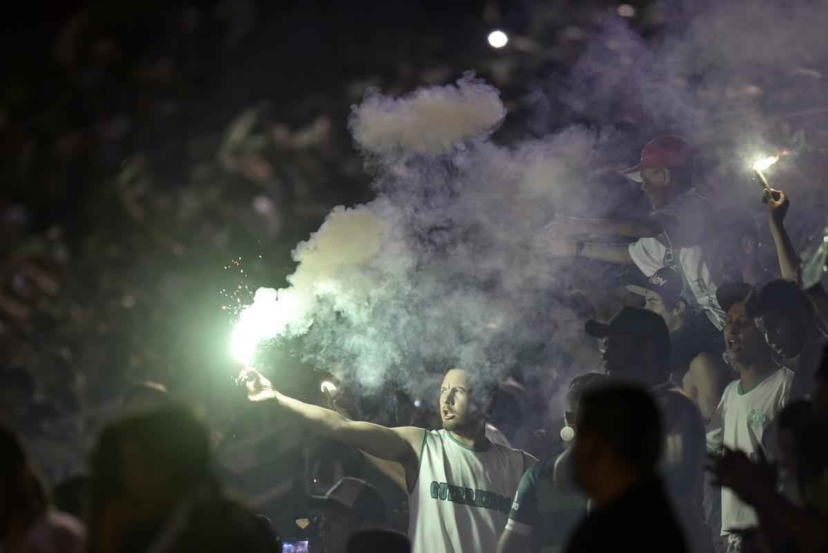 Foi na Arena ndio Cond que a Chapecoense deixou o 'anonimato' para ganhar os coraes de todos os brasileiros. Em seu estdio, o Verdo do Oeste mostrou toda sua valentia ao permanecer por trs anos seguidos na Srie A e, consequentemente, alcanar a deciso da Copa Sul-Americana. Pelo caminho ficaram gigantes como os argentinos Independiente e San Lorenzo e o colombiano Junior Barranquilla. Restava apenas o poderoso Atltico Nacional, melhor clube da atualidade na Amrica do Sul. Dentro de campo, a Chape no pde dar sequncia  sua bravura, pois acabou vitimada por um acidente areo que matou quase toda sua delegao nas proximidades de Medelln, na Colmbia. Mas, se depender do amor de uma multido, o clube renascer. A mesma Arena Cond que foi palco de trs acessos - da Srie D para a C, em 2009; da C para a B, em 2012; e da B para a A, em 2013 -  o local onde milhares de torcedores prestam as ltimas homenagens aos falecidos. Sempre, claro, com a esperana de que a agremiao se reerguer e dar continuidade ao belo trabalho recente. Vamos, vamos Chape!!! (CRDITO DAS IMAGENS: DOUGLAS MAGNO/AFP)