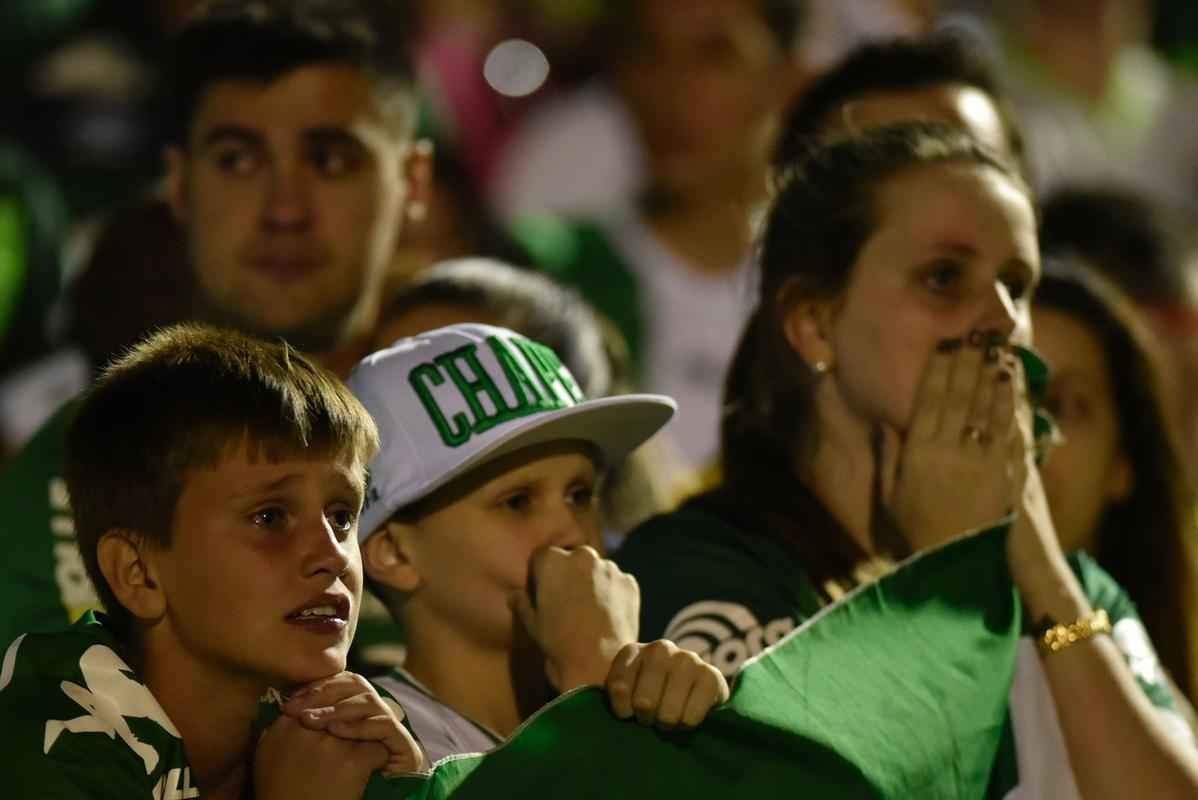 Foi na Arena ndio Cond que a Chapecoense deixou o 'anonimato' para ganhar os coraes de todos os brasileiros. Em seu estdio, o Verdo do Oeste mostrou toda sua valentia ao permanecer por trs anos seguidos na Srie A e, consequentemente, alcanar a deciso da Copa Sul-Americana. Pelo caminho ficaram gigantes como os argentinos Independiente e San Lorenzo e o colombiano Junior Barranquilla. Restava apenas o poderoso Atltico Nacional, melhor clube da atualidade na Amrica do Sul. Dentro de campo, a Chape no pde dar sequncia  sua bravura, pois acabou vitimada por um acidente areo que matou quase toda sua delegao nas proximidades de Medelln, na Colmbia. Mas, se depender do amor de uma multido, o clube renascer. A mesma Arena Cond que foi palco de trs acessos - da Srie D para a C, em 2009; da C para a B, em 2012; e da B para a A, em 2013 -  o local onde milhares de torcedores prestam as ltimas homenagens aos falecidos. Sempre, claro, com a esperana de que a agremiao se reerguer e dar continuidade ao belo trabalho recente. Vamos, vamos Chape!!! (CRDITO DAS IMAGENS: DOUGLAS MAGNO/AFP)