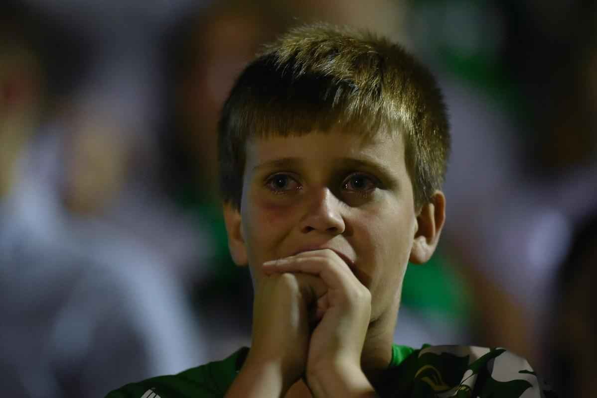 Foi na Arena ndio Cond que a Chapecoense deixou o 'anonimato' para ganhar os coraes de todos os brasileiros. Em seu estdio, o Verdo do Oeste mostrou toda sua valentia ao permanecer por trs anos seguidos na Srie A e, consequentemente, alcanar a deciso da Copa Sul-Americana. Pelo caminho ficaram gigantes como os argentinos Independiente e San Lorenzo e o colombiano Junior Barranquilla. Restava apenas o poderoso Atltico Nacional, melhor clube da atualidade na Amrica do Sul. Dentro de campo, a Chape no pde dar sequncia  sua bravura, pois acabou vitimada por um acidente areo que matou quase toda sua delegao nas proximidades de Medelln, na Colmbia. Mas, se depender do amor de uma multido, o clube renascer. A mesma Arena Cond que foi palco de trs acessos - da Srie D para a C, em 2009; da C para a B, em 2012; e da B para a A, em 2013 -  o local onde milhares de torcedores prestam as ltimas homenagens aos falecidos. Sempre, claro, com a esperana de que a agremiao se reerguer e dar continuidade ao belo trabalho recente. Vamos, vamos Chape!!! (CRDITO DAS IMAGENS: DOUGLAS MAGNO/AFP)
