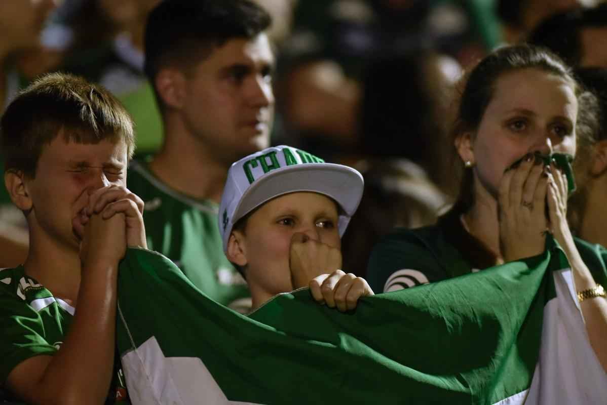 Foi na Arena ndio Cond que a Chapecoense deixou o 'anonimato' para ganhar os coraes de todos os brasileiros. Em seu estdio, o Verdo do Oeste mostrou toda sua valentia ao permanecer por trs anos seguidos na Srie A e, consequentemente, alcanar a deciso da Copa Sul-Americana. Pelo caminho ficaram gigantes como os argentinos Independiente e San Lorenzo e o colombiano Junior Barranquilla. Restava apenas o poderoso Atltico Nacional, melhor clube da atualidade na Amrica do Sul. Dentro de campo, a Chape no pde dar sequncia  sua bravura, pois acabou vitimada por um acidente areo que matou quase toda sua delegao nas proximidades de Medelln, na Colmbia. Mas, se depender do amor de uma multido, o clube renascer. A mesma Arena Cond que foi palco de trs acessos - da Srie D para a C, em 2009; da C para a B, em 2012; e da B para a A, em 2013 -  o local onde milhares de torcedores prestam as ltimas homenagens aos falecidos. Sempre, claro, com a esperana de que a agremiao se reerguer e dar continuidade ao belo trabalho recente. Vamos, vamos Chape!!! (CRDITO DAS IMAGENS: DOUGLAS MAGNO/AFP)