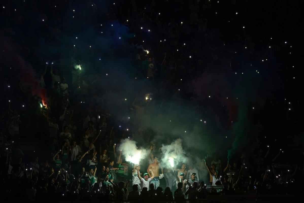 Foi na Arena ndio Cond que a Chapecoense deixou o 'anonimato' para ganhar os coraes de todos os brasileiros. Em seu estdio, o Verdo do Oeste mostrou toda sua valentia ao permanecer por trs anos seguidos na Srie A e, consequentemente, alcanar a deciso da Copa Sul-Americana. Pelo caminho ficaram gigantes como os argentinos Independiente e San Lorenzo e o colombiano Junior Barranquilla. Restava apenas o poderoso Atltico Nacional, melhor clube da atualidade na Amrica do Sul. Dentro de campo, a Chape no pde dar sequncia  sua bravura, pois acabou vitimada por um acidente areo que matou quase toda sua delegao nas proximidades de Medelln, na Colmbia. Mas, se depender do amor de uma multido, o clube renascer. A mesma Arena Cond que foi palco de trs acessos - da Srie D para a C, em 2009; da C para a B, em 2012; e da B para a A, em 2013 -  o local onde milhares de torcedores prestam as ltimas homenagens aos falecidos. Sempre, claro, com a esperana de que a agremiao se reerguer e dar continuidade ao belo trabalho recente. Vamos, vamos Chape!!! (CRDITO DAS IMAGENS: DOUGLAS MAGNO/AFP)